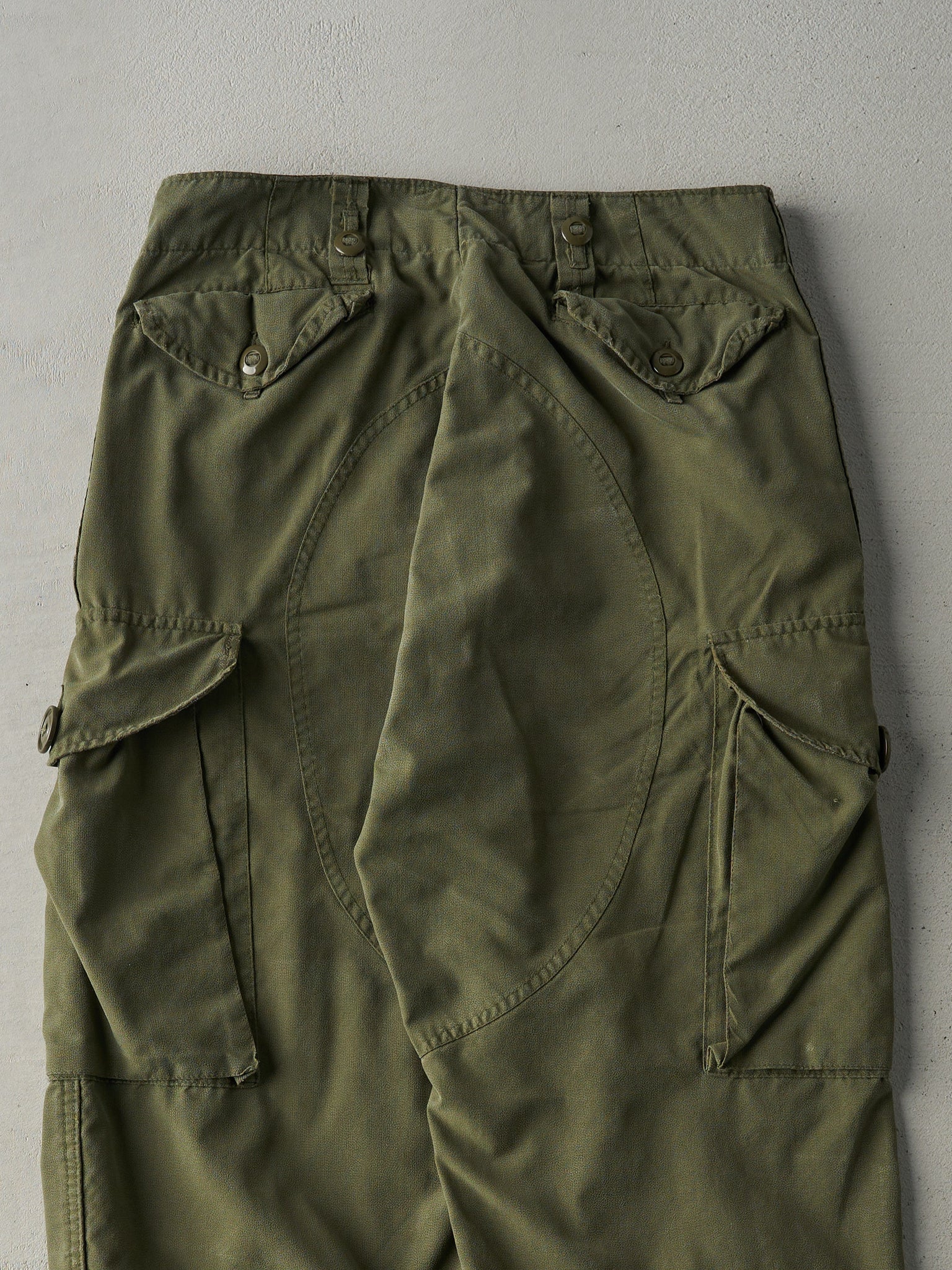 Vintage 98' Army Green Parachute Pants (33.5x26.5)