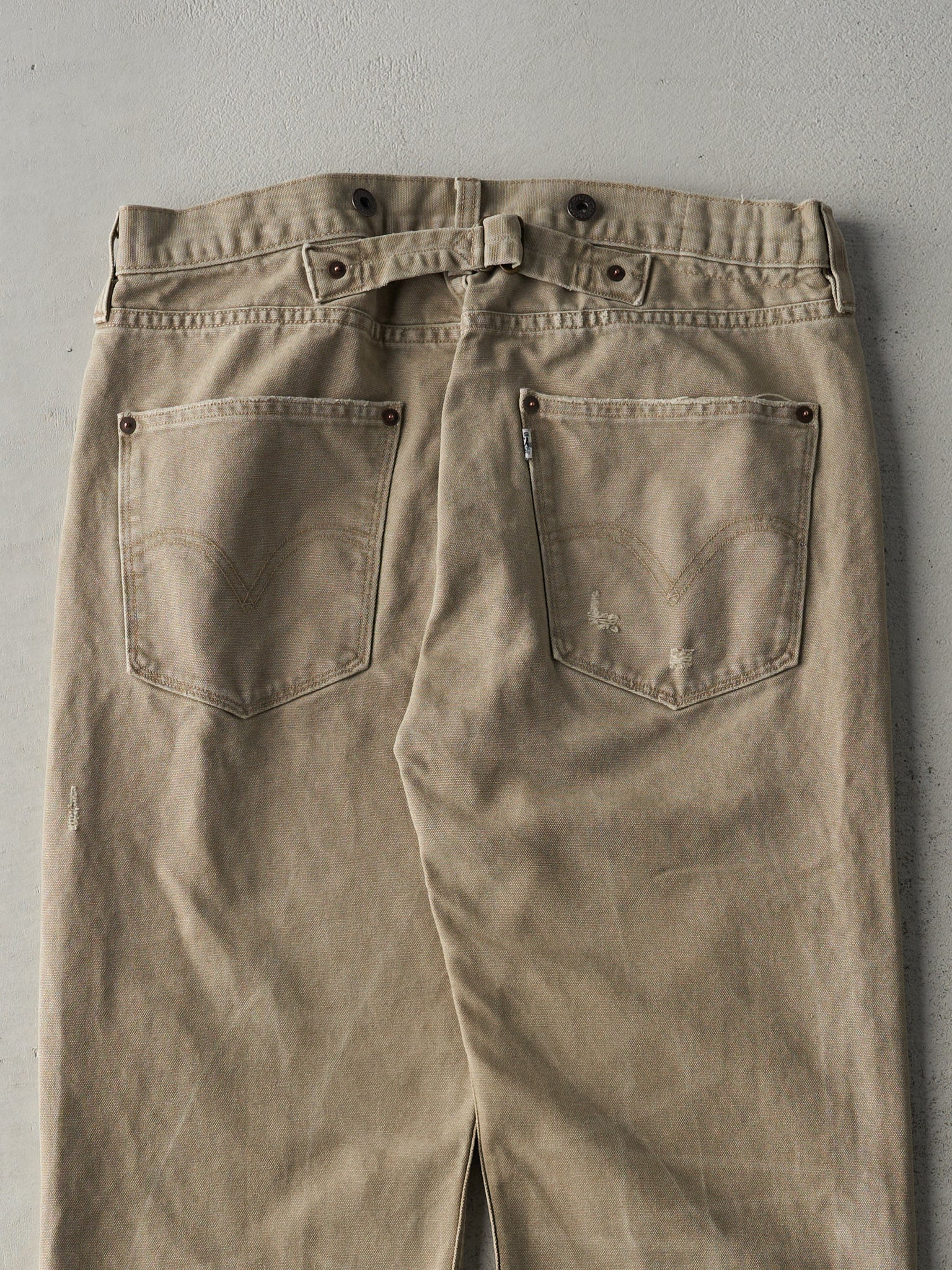 Vintage Y2K Beige Levi's Buckle Back Pants (32x32.5)