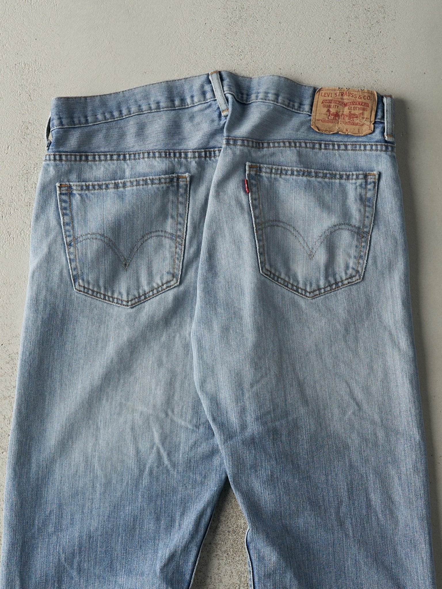 Vintage Y2K Light Wash Levi's 569 Jeans (36x32)