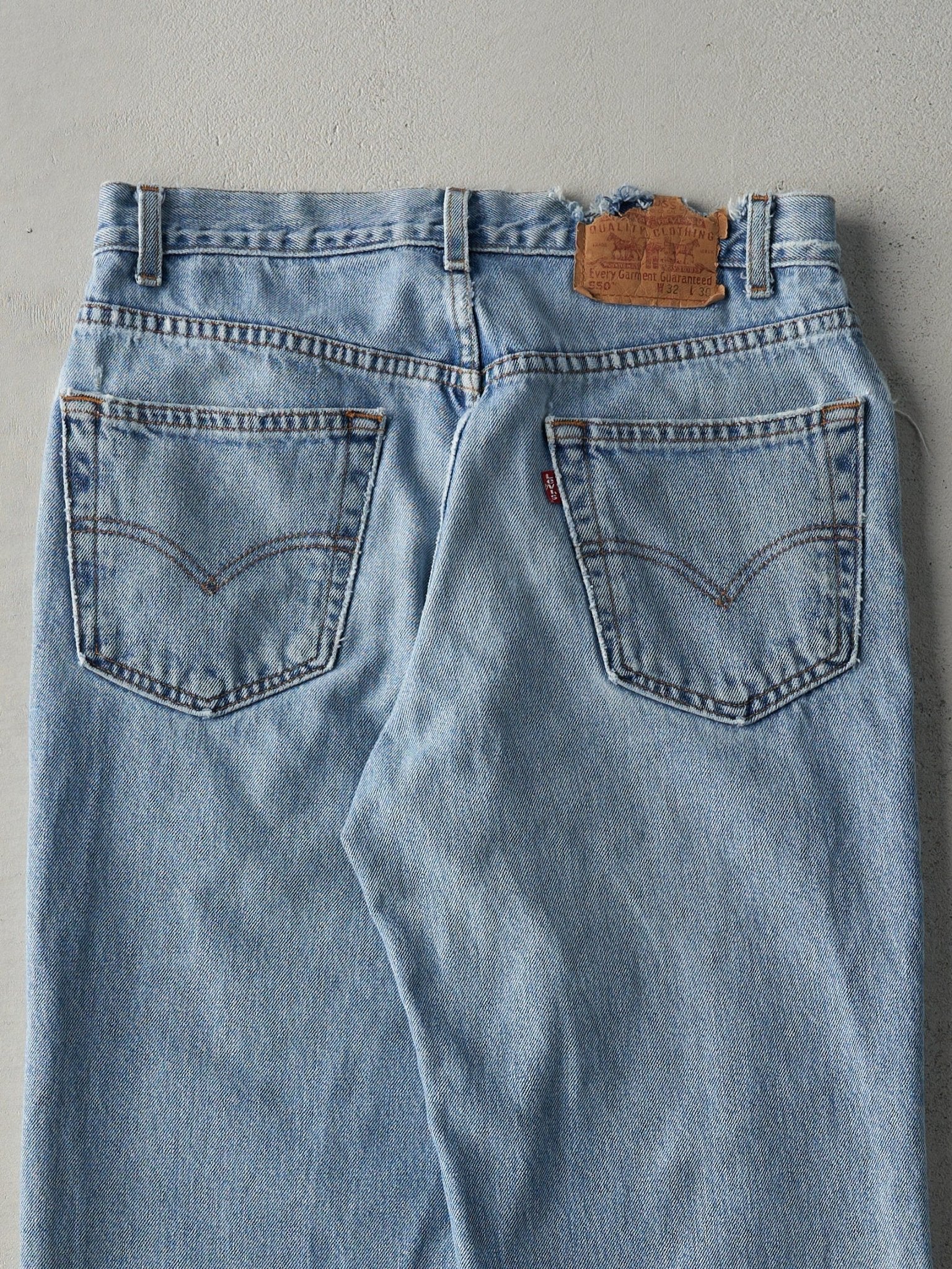 Vintage 90s Light Wash Levi's 550 Relaxed Fit Jeans (31x30)