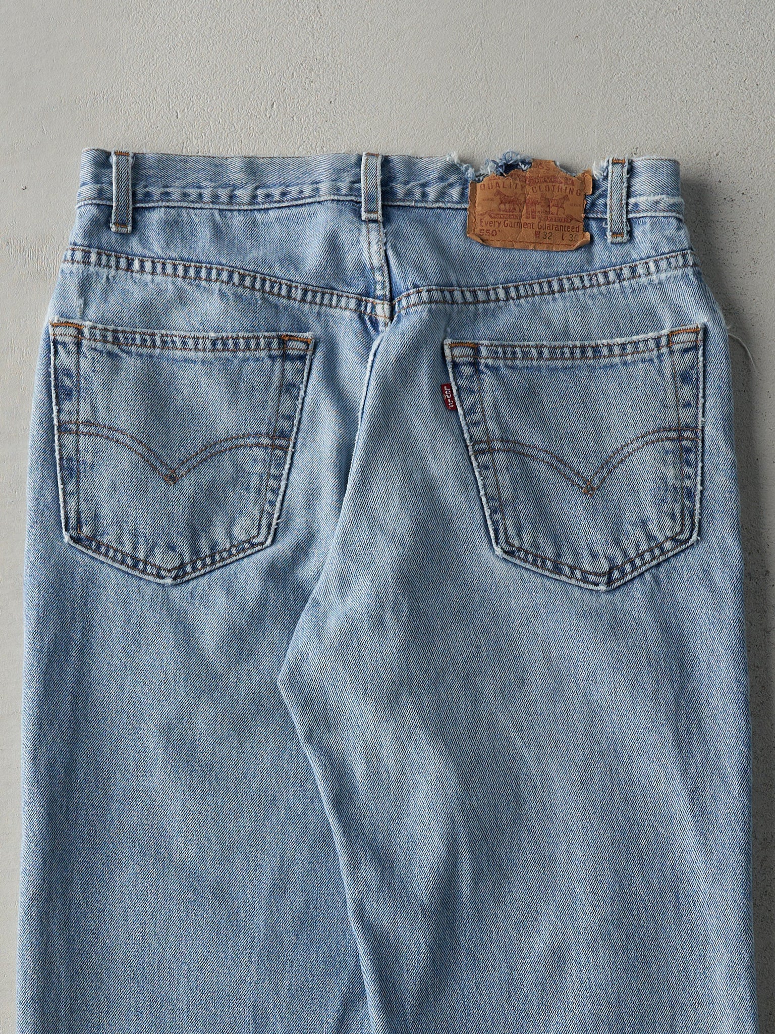 Vintage 90s Light Wash Levi's 550 Relaxed Fit Jeans (31x30)