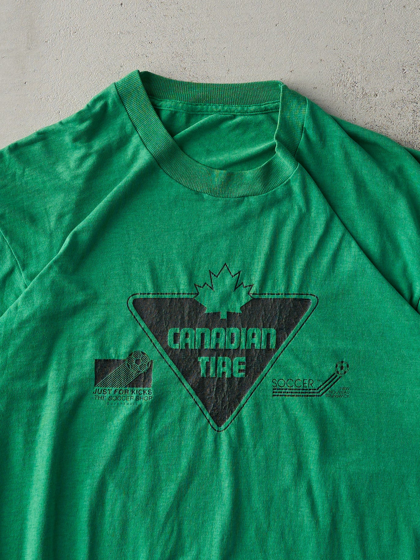 Vintage 80s Bright Green Canadian Tire Single Stitch Tee (M)