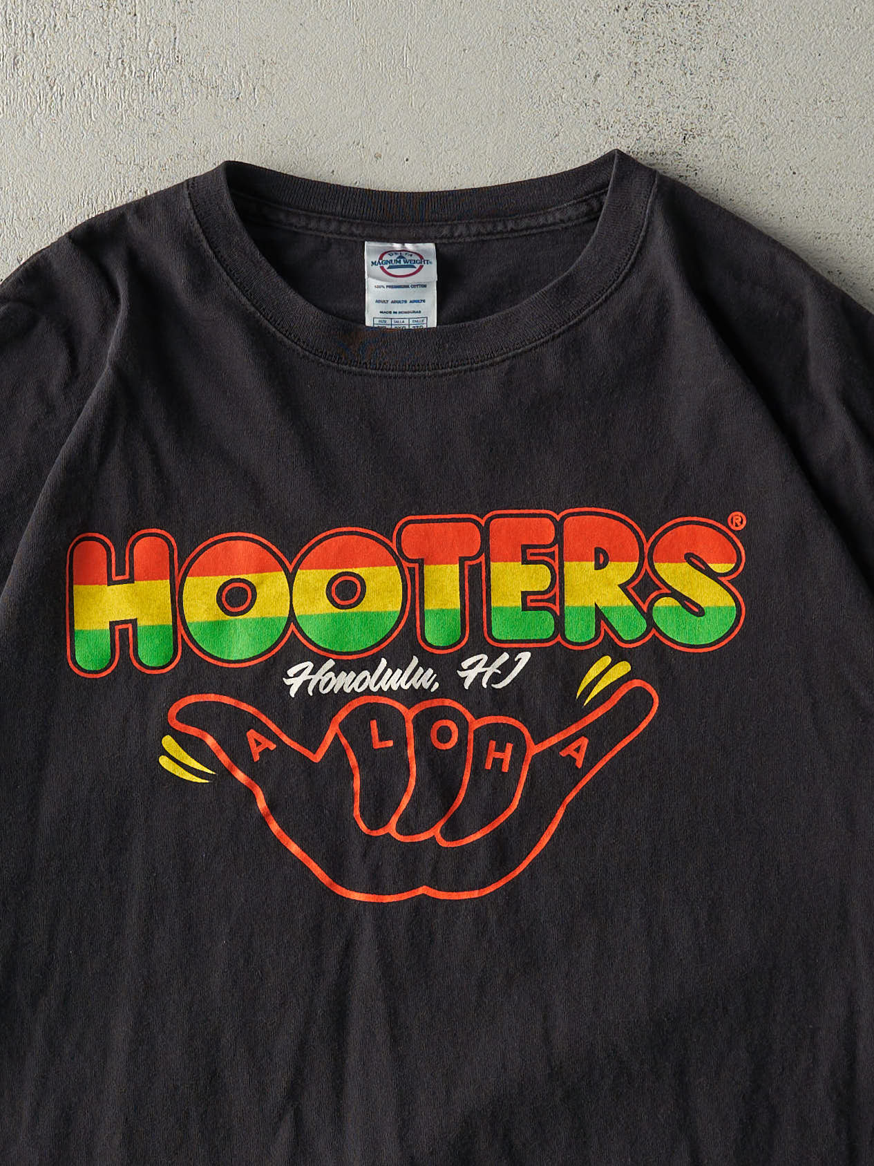 Vintage Y2K Black Hooters Honolulu Tee (L)