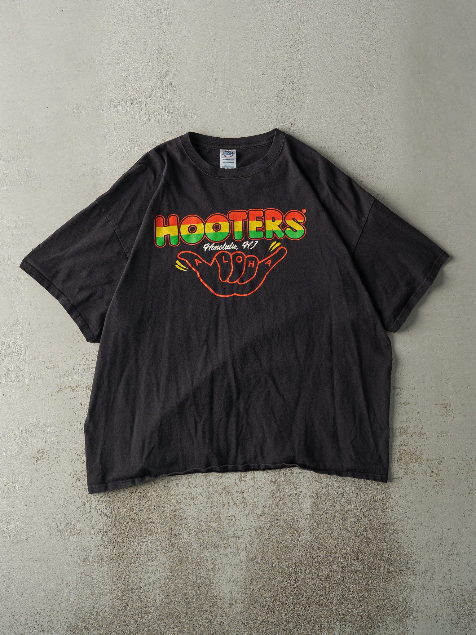 Vintage Y2K Black Hooters Honolulu Tee (L)