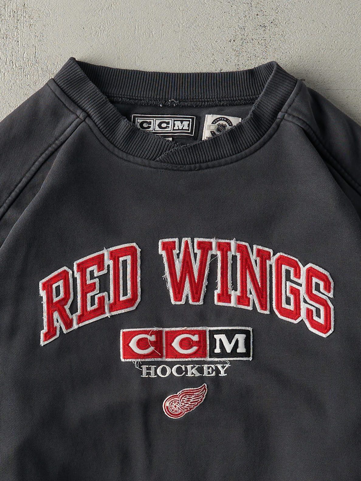 Vintage Y2K Faded Black Embroidered Detroit Red Wings Crewneck (XL/XXL)