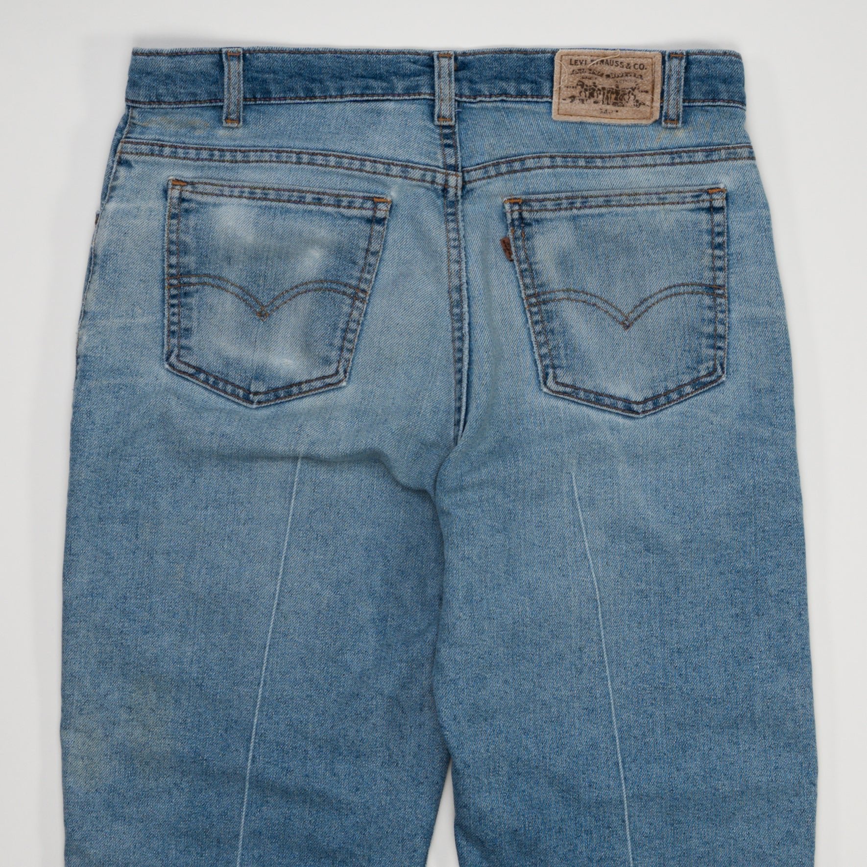 Vintage 80s Light Washed Levi Relaxed Jeans (33 x 29) | Rebalance Vintage.