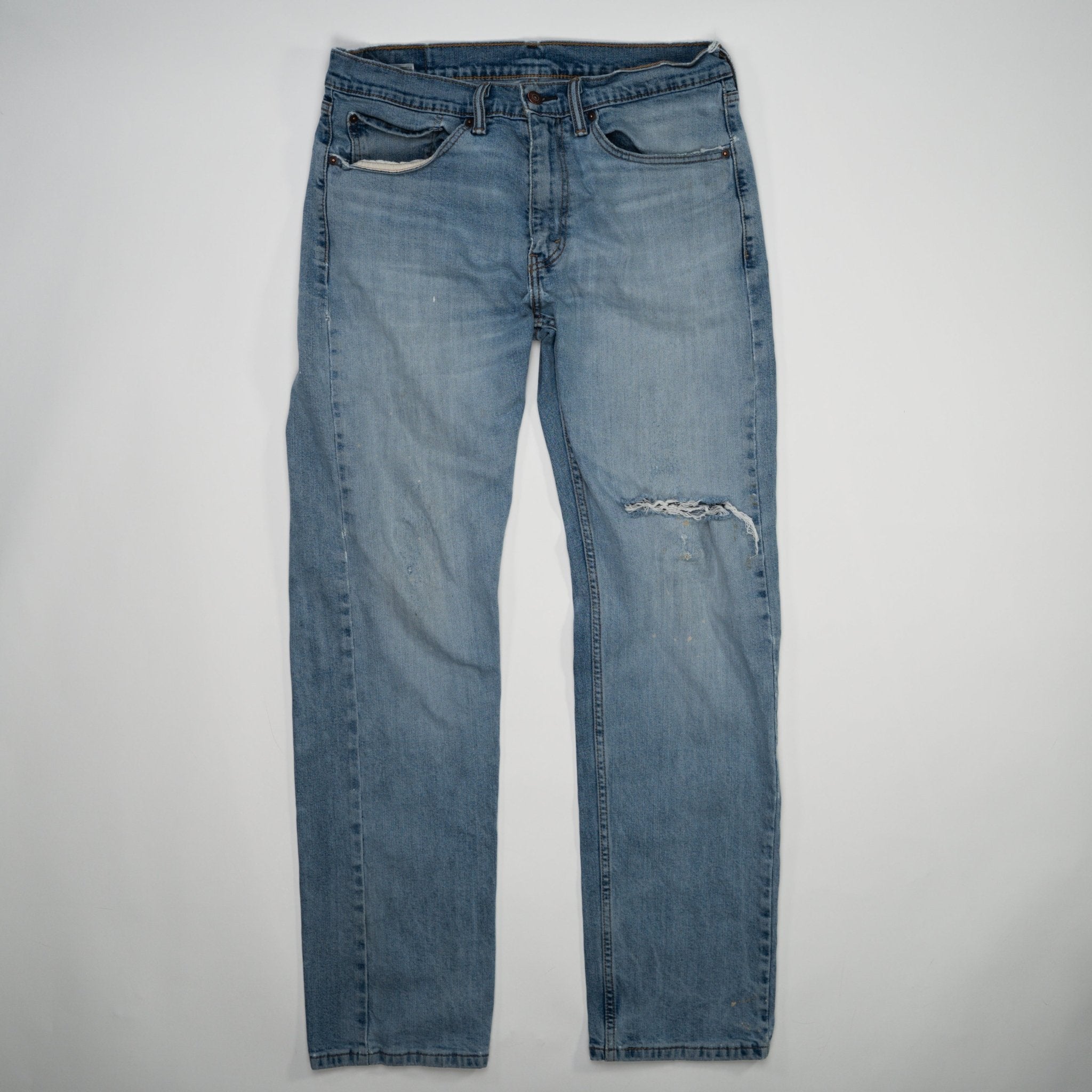 Vintage Light Washed 505 Levis w/ rip (34 x 32) | Rebalance Vintage.
