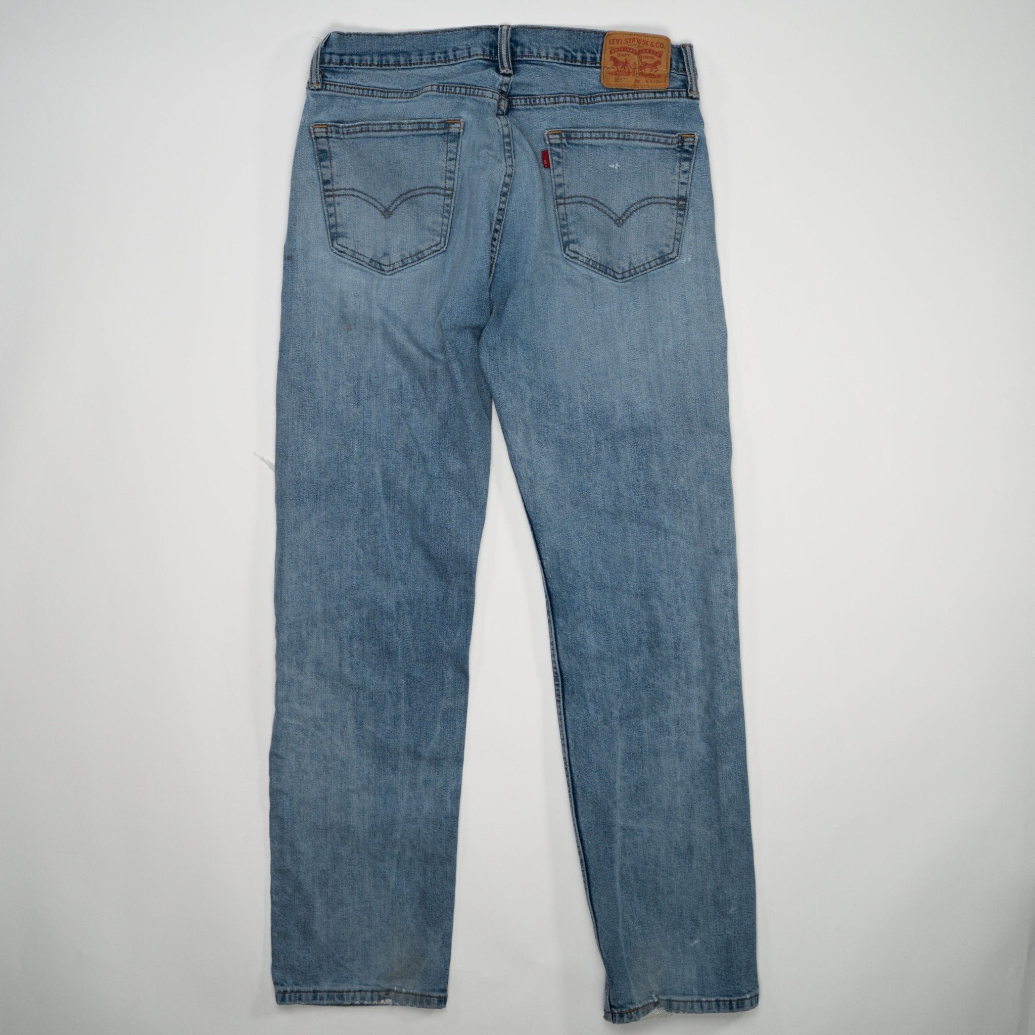 Vintage Light Washed 505 Levis w/ rip (34 x 32) | Rebalance Vintage.