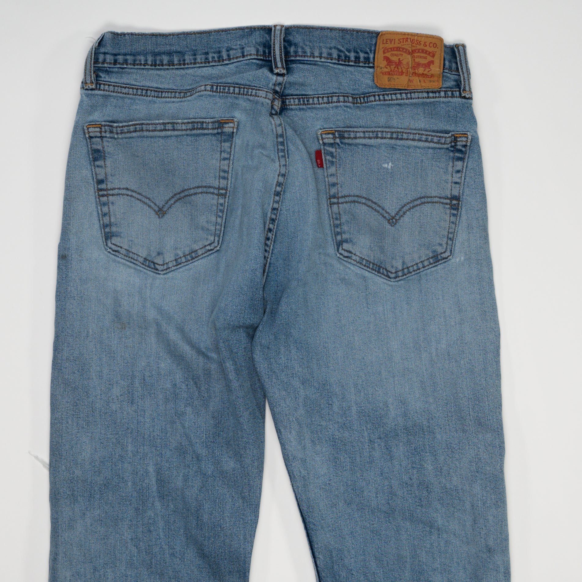 Vintage Light Washed 505 Levis w/ rip (34 x 32) | Rebalance Vintage.