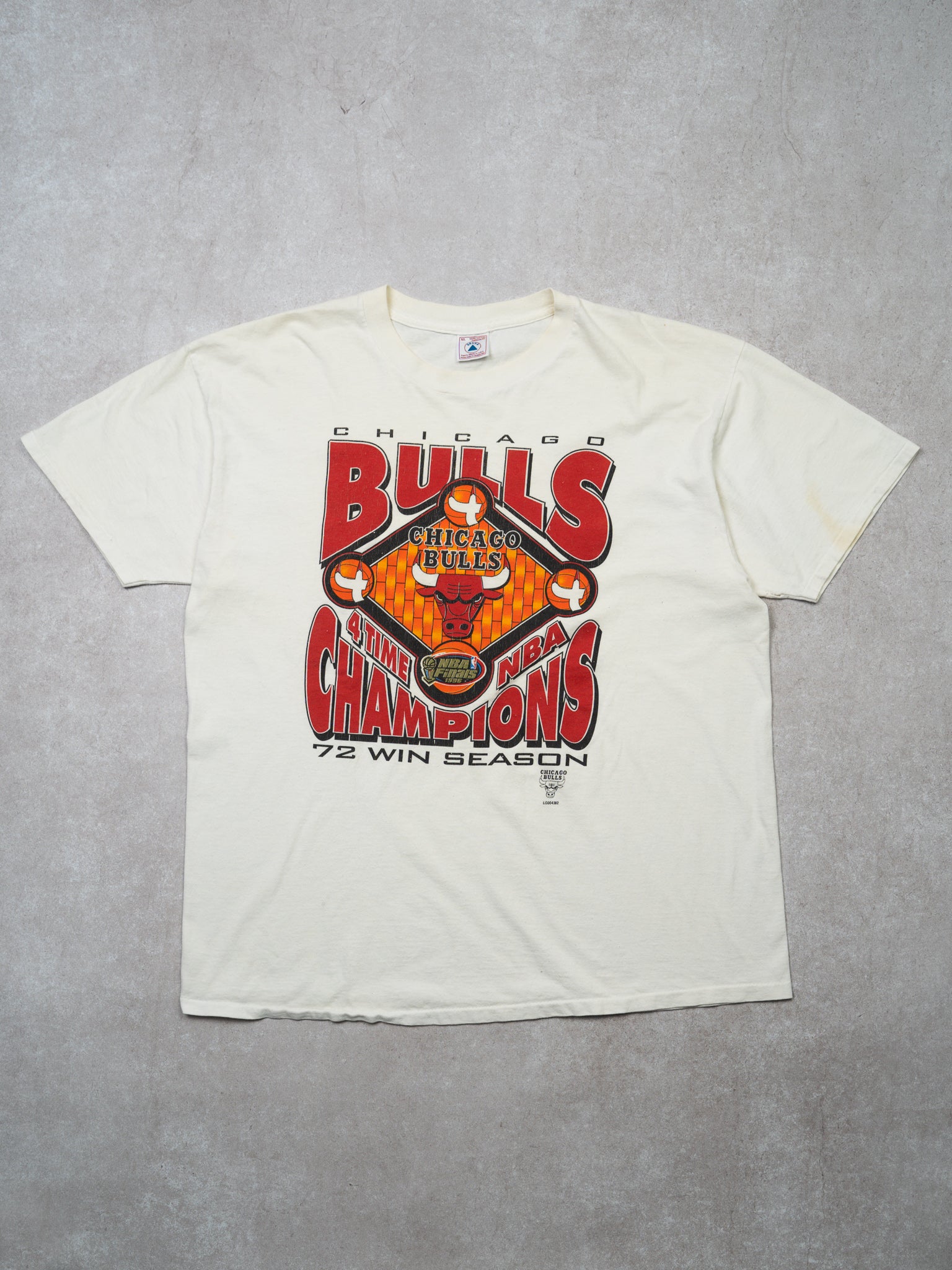 Vintage '96 White Chicago Bulls NBA Finals Champion Tee (L)