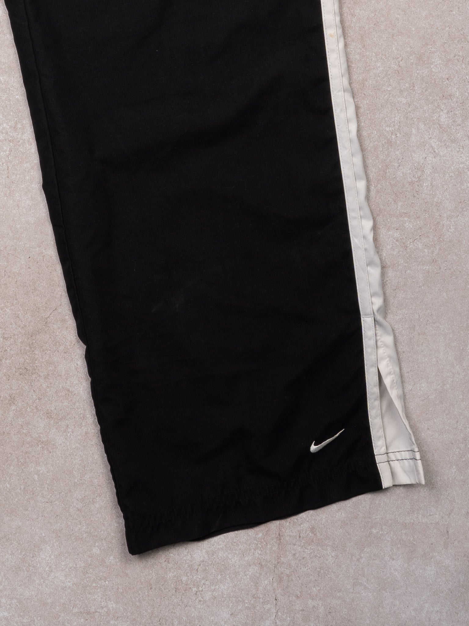 Vintage Y2K Black + White Nike Straight Leg Windbreaker Pants (M)