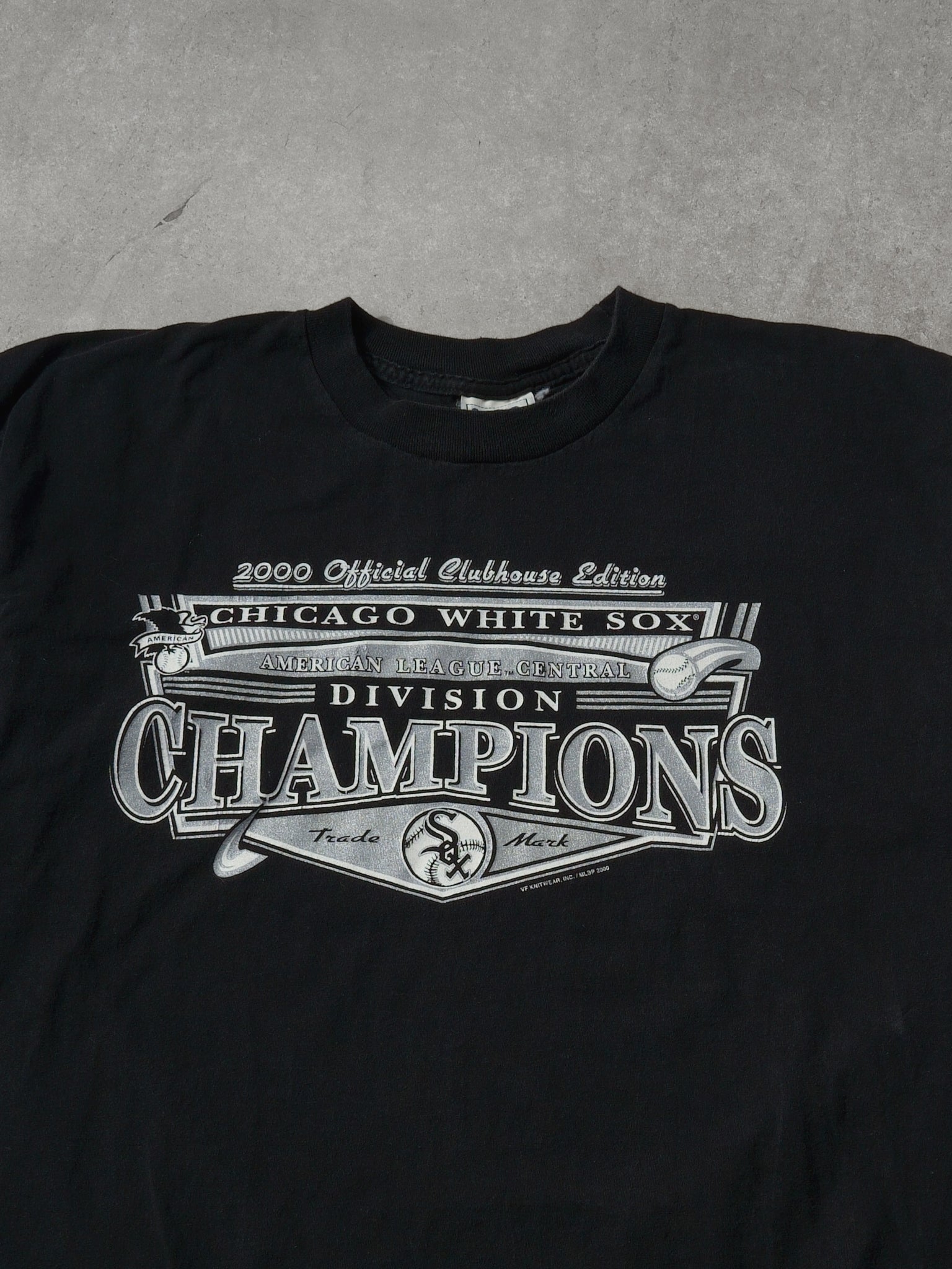 Vintage 01' Black Chicago White Sox Division Champions Graphic Tee (L)