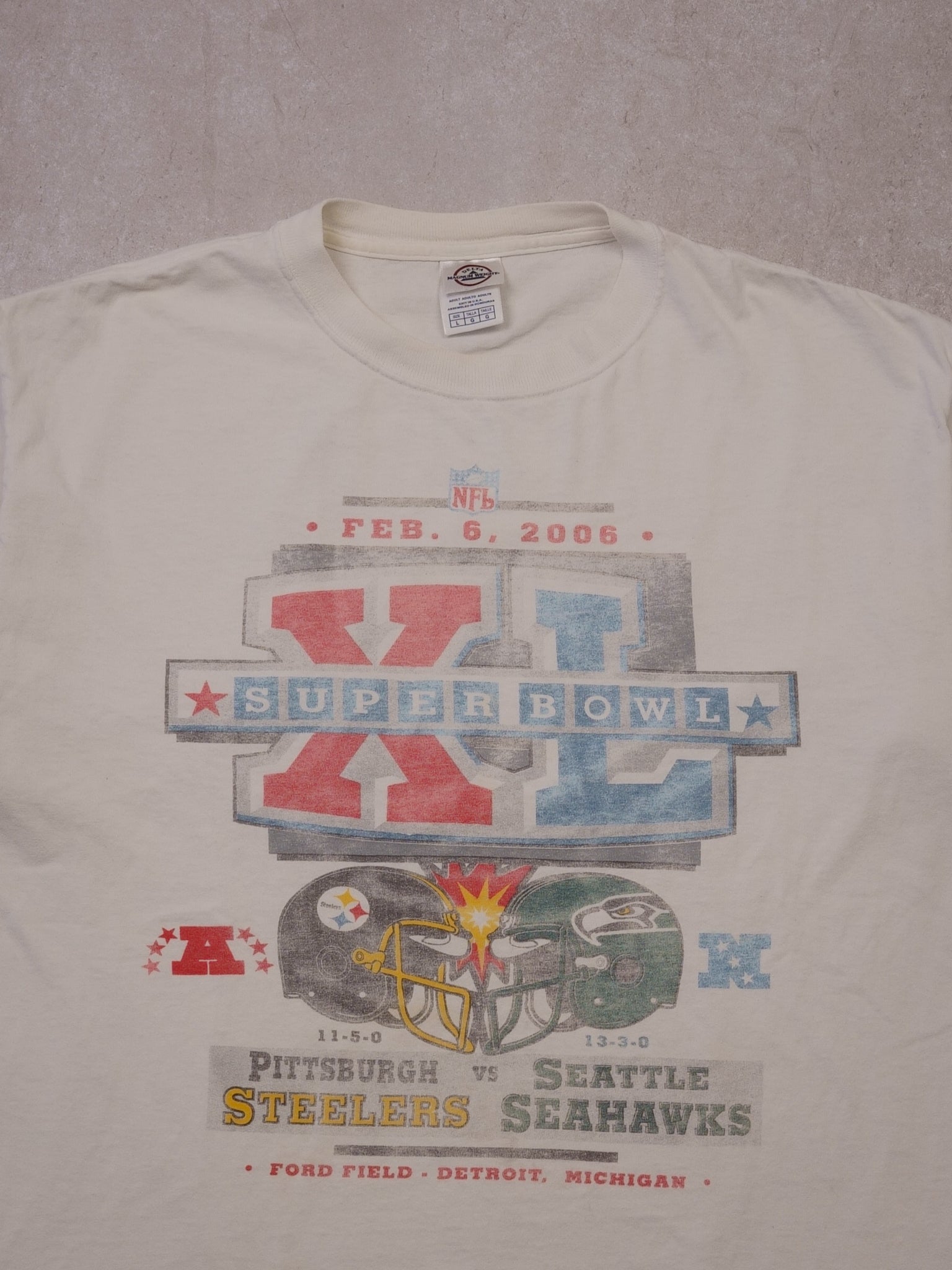 Vintage 06' White Steelers VS Seahawks Superbowl XL NFL Graphics Tee (L)