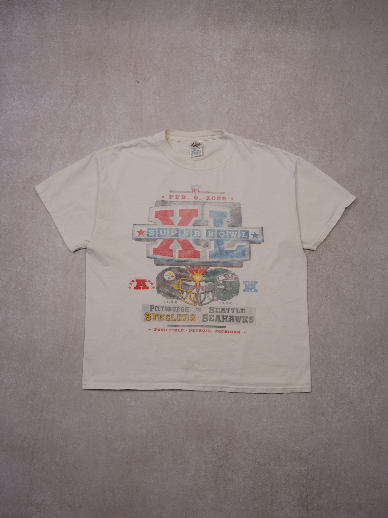 Vintage 06' White Steelers VS Seahawks Superbowl XL NFL Graphics Tee (L)