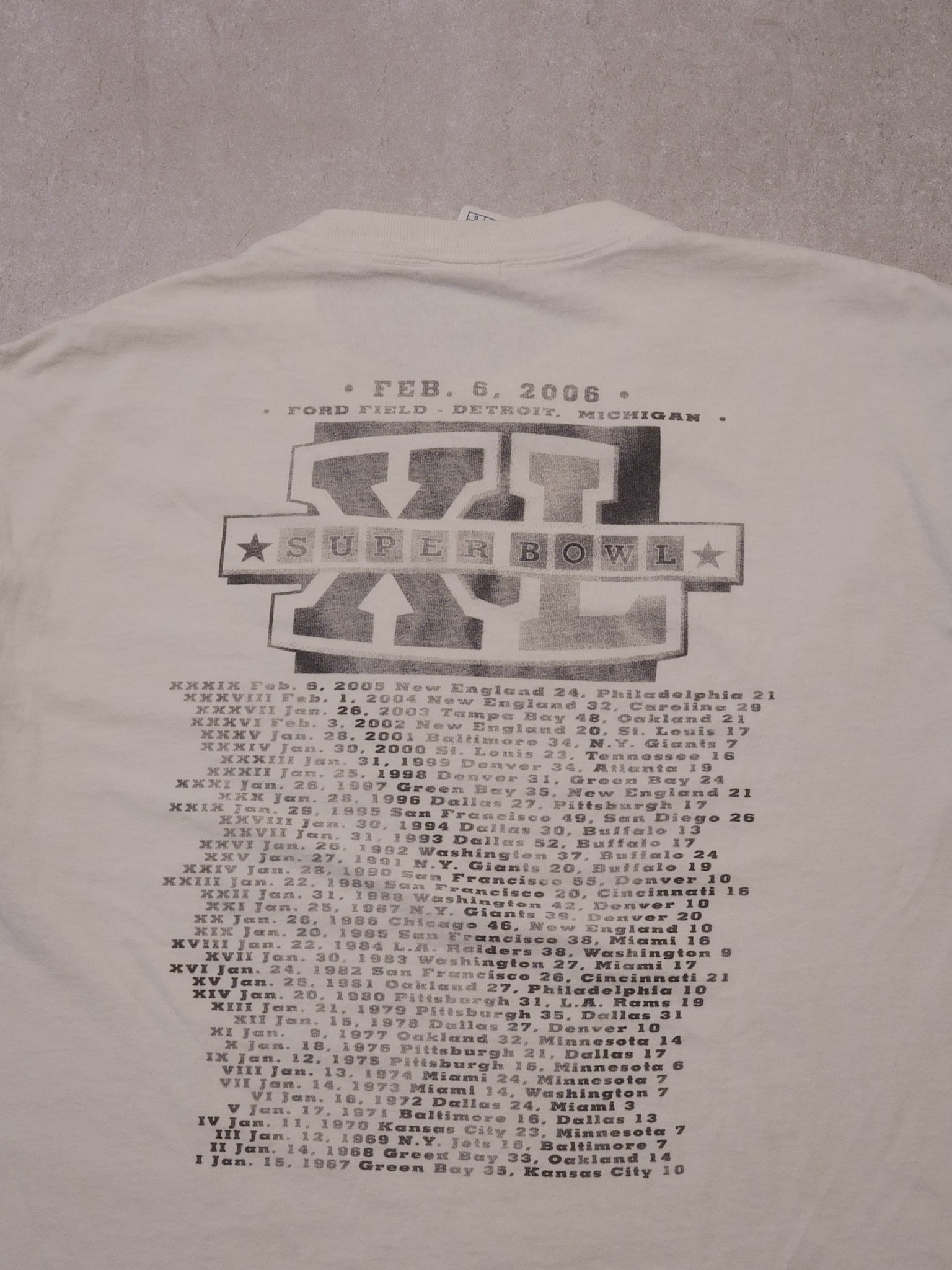 Vintage 06' White Steelers VS Seahawks Superbowl XL NFL Graphics Tee (L)