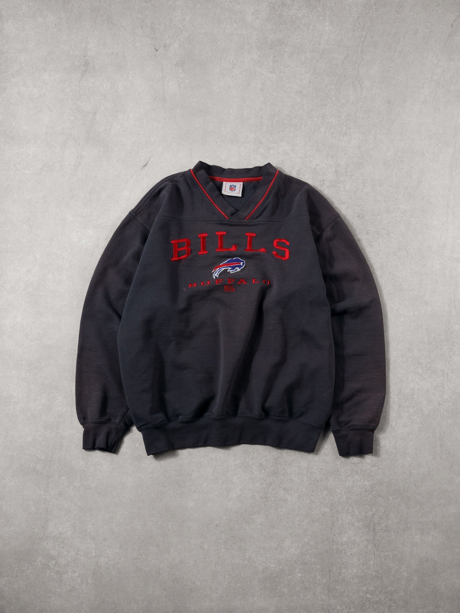 Vintage 90s Dark Grey and Red Buffalo Bills NFL Crewneck (L)