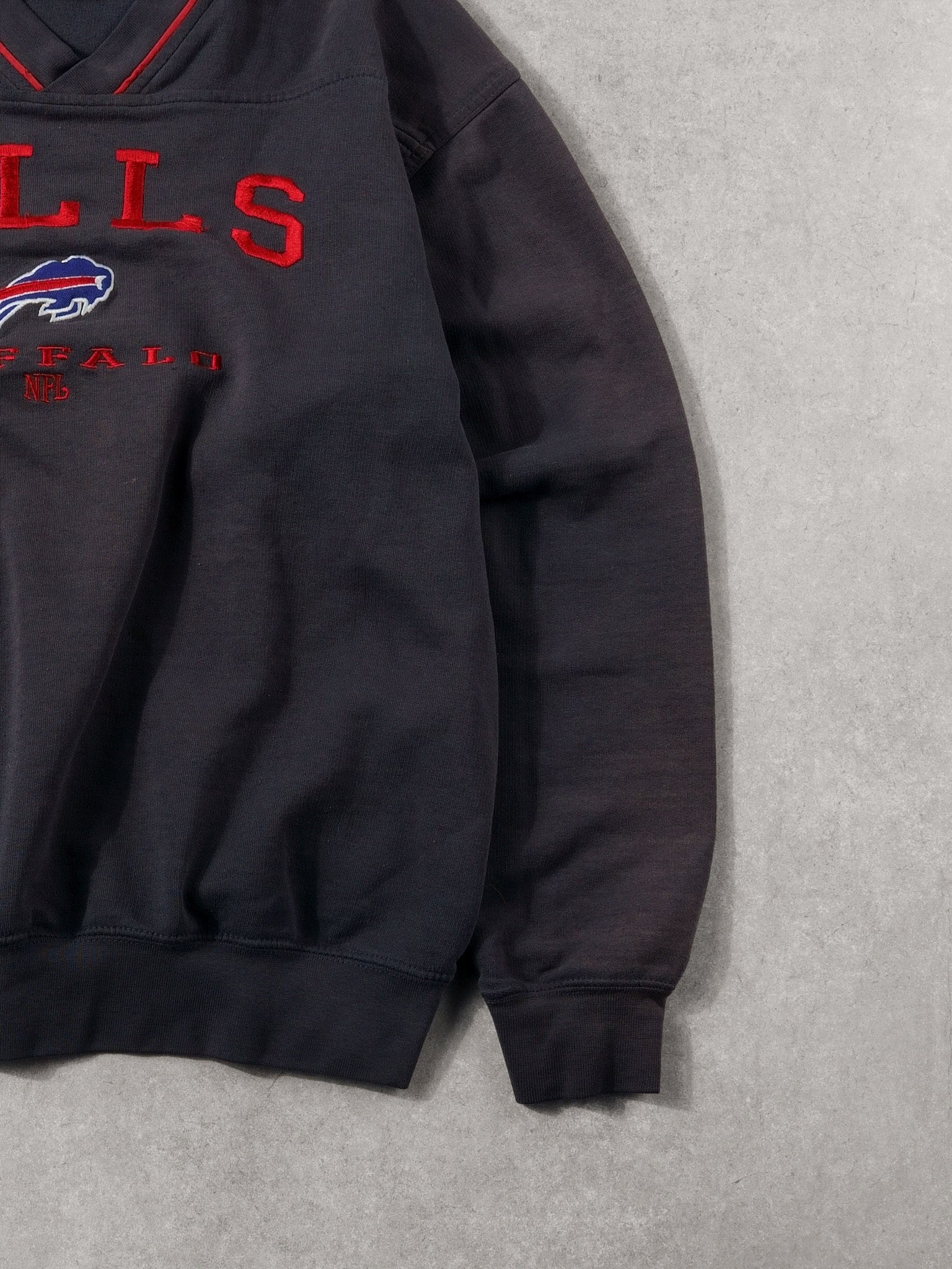 Vintage 90s Dark Grey and Red Buffalo Bills NFL Crewneck (L)