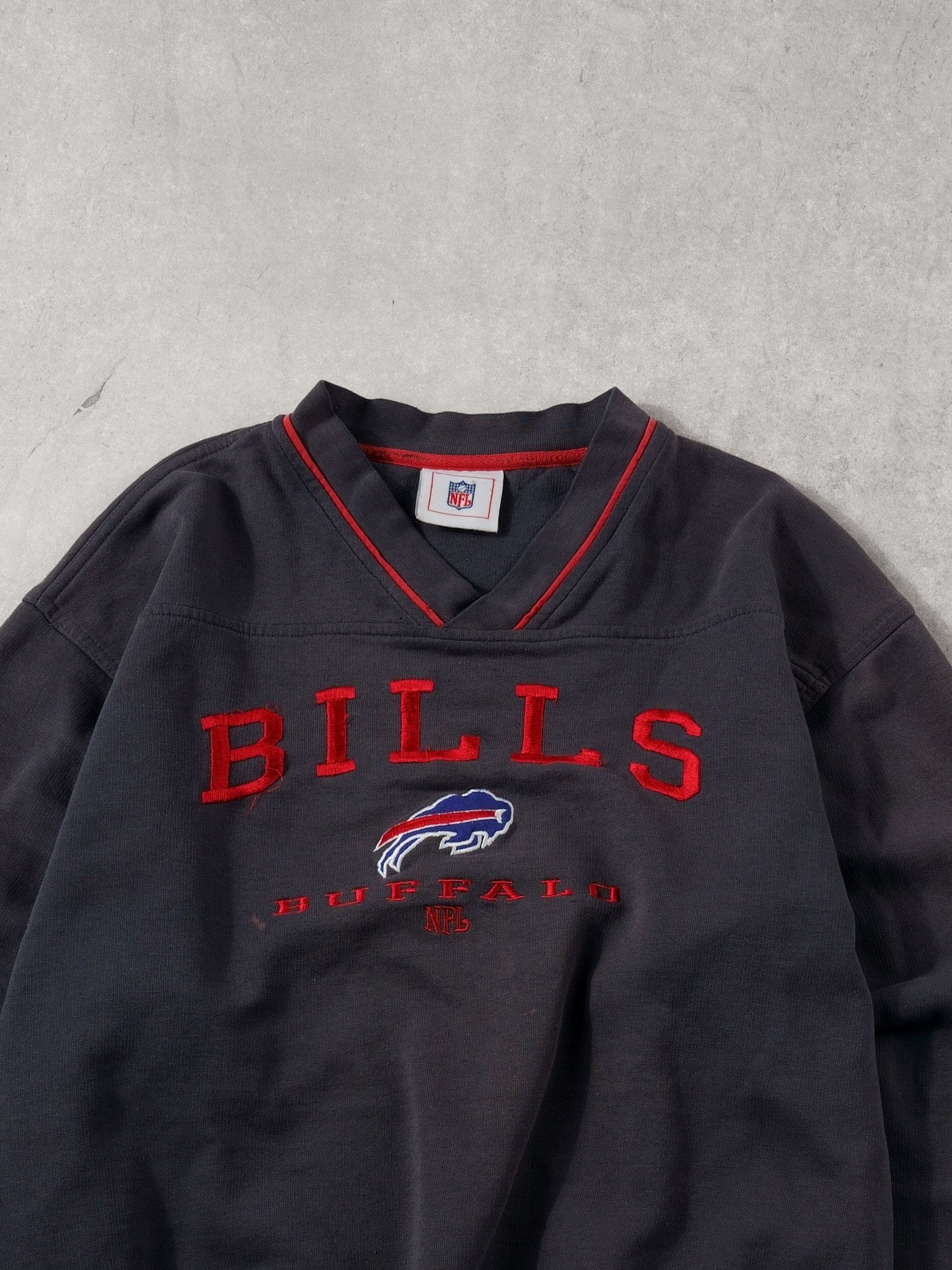 Vintage 90s Dark Grey and Red Buffalo Bills NFL Crewneck (L)
