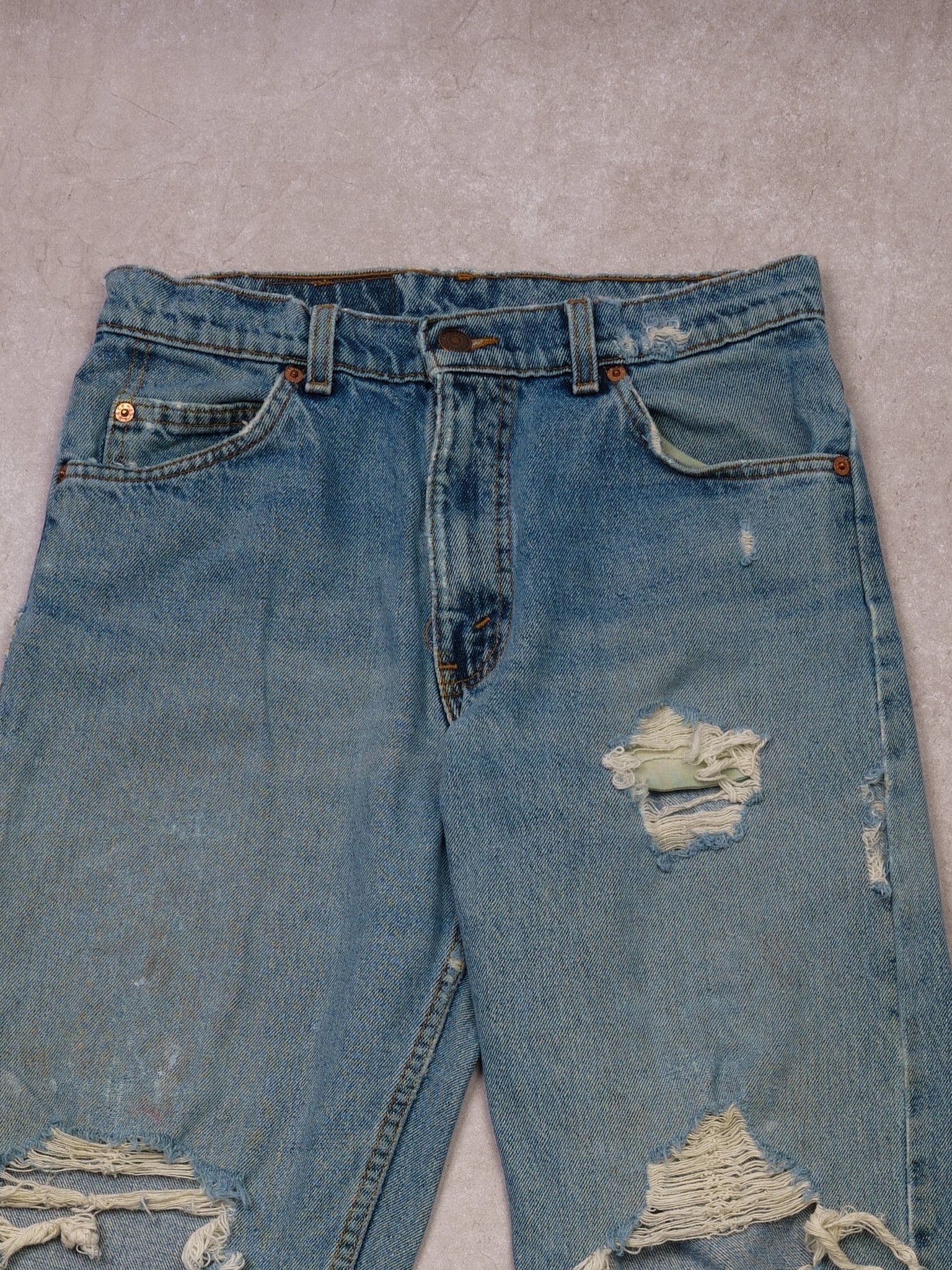 Vintage 90s Light Distressed Wash Levi's 550 Relax Fit Tappered Leg Denim Jean (28x32)