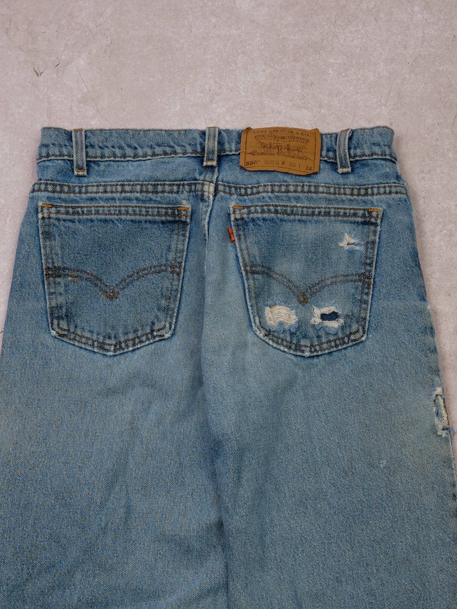 Vintage 90s Light Distressed Wash Levi's 550 Relax Fit Tappered Leg Denim Jean (28x32)