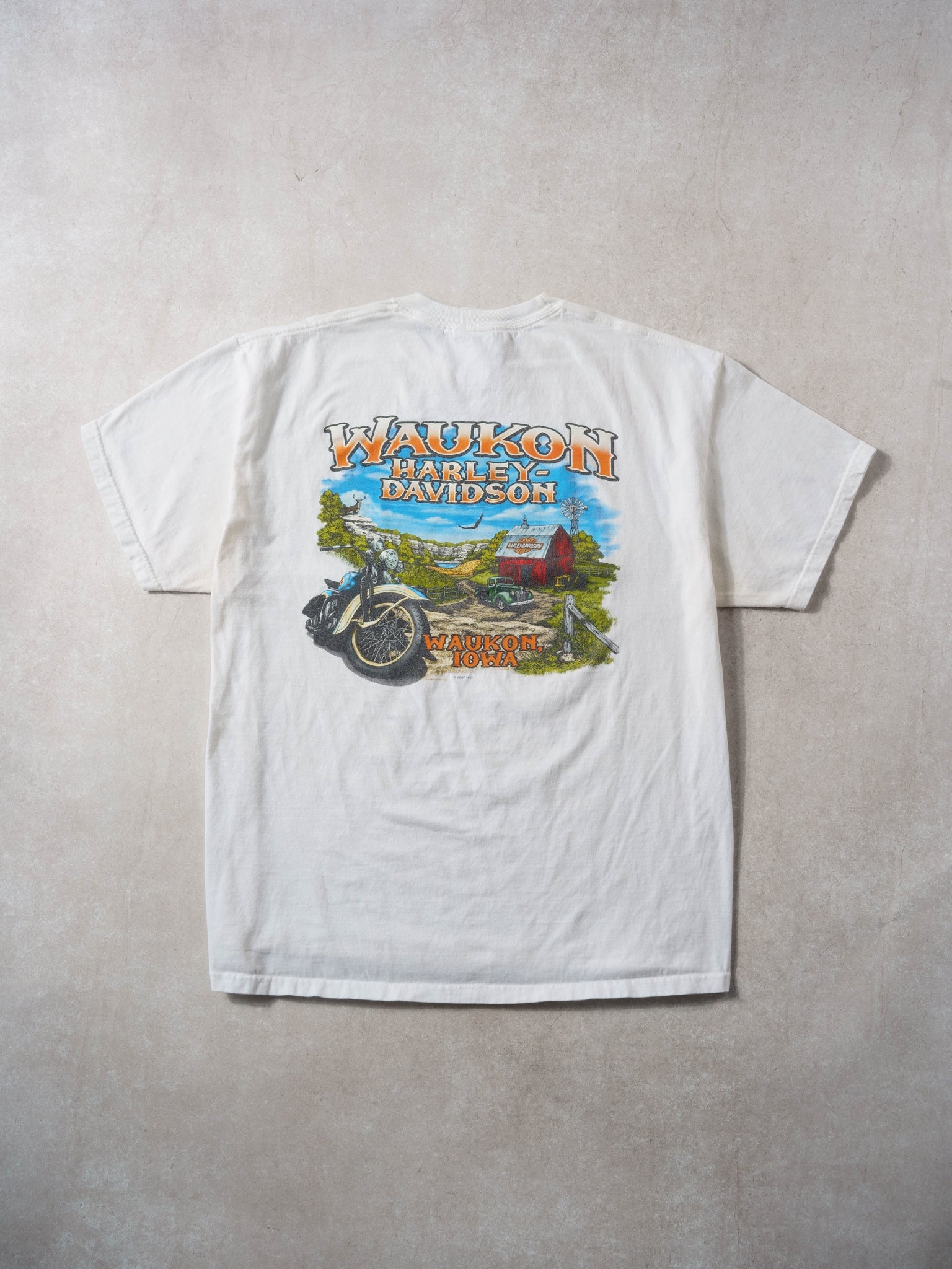 Vintage 08' White Harley Davdison Waukon Lowa Graphic Tee (L)