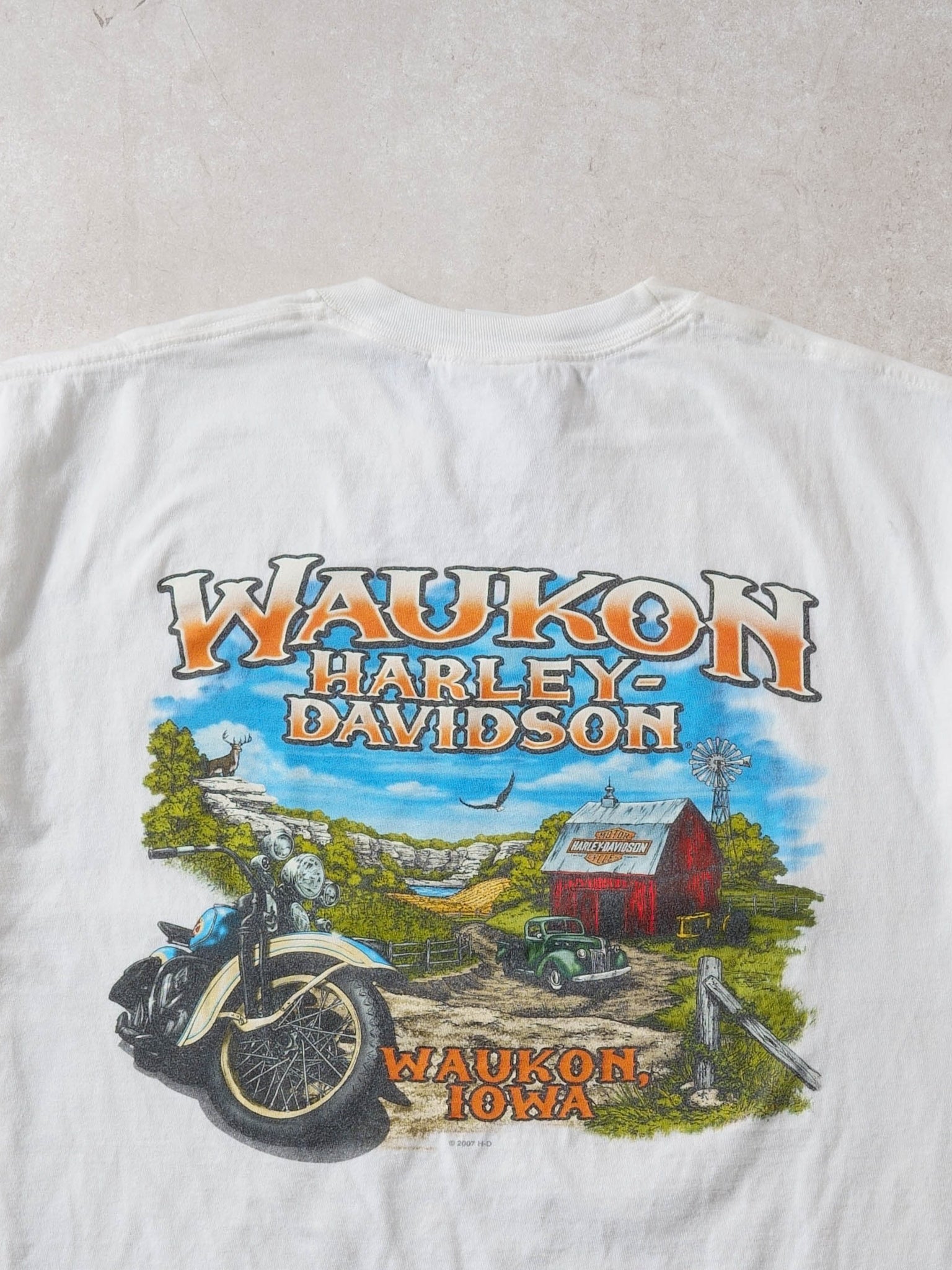 Vintage 08' White Harley Davdison Waukon Lowa Graphic Tee (L)