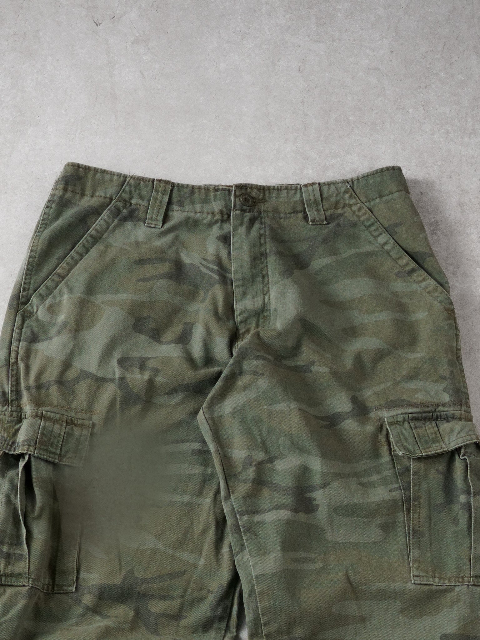 Vintage Y2k Green Camo Wrangler Cargo Pants (32x30)