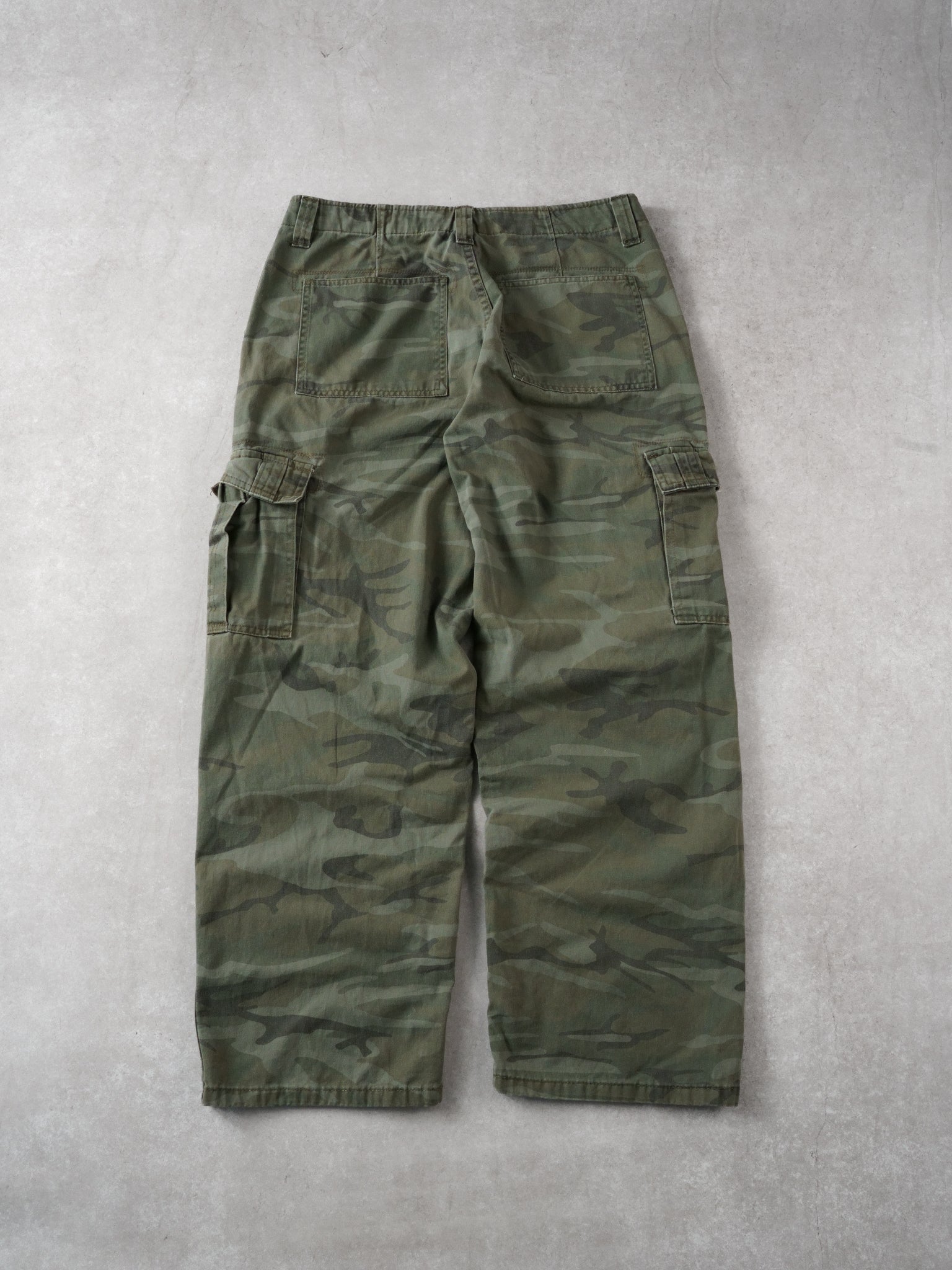 Vintage Y2k Green Camo Wrangler Cargo Pants (32x30)