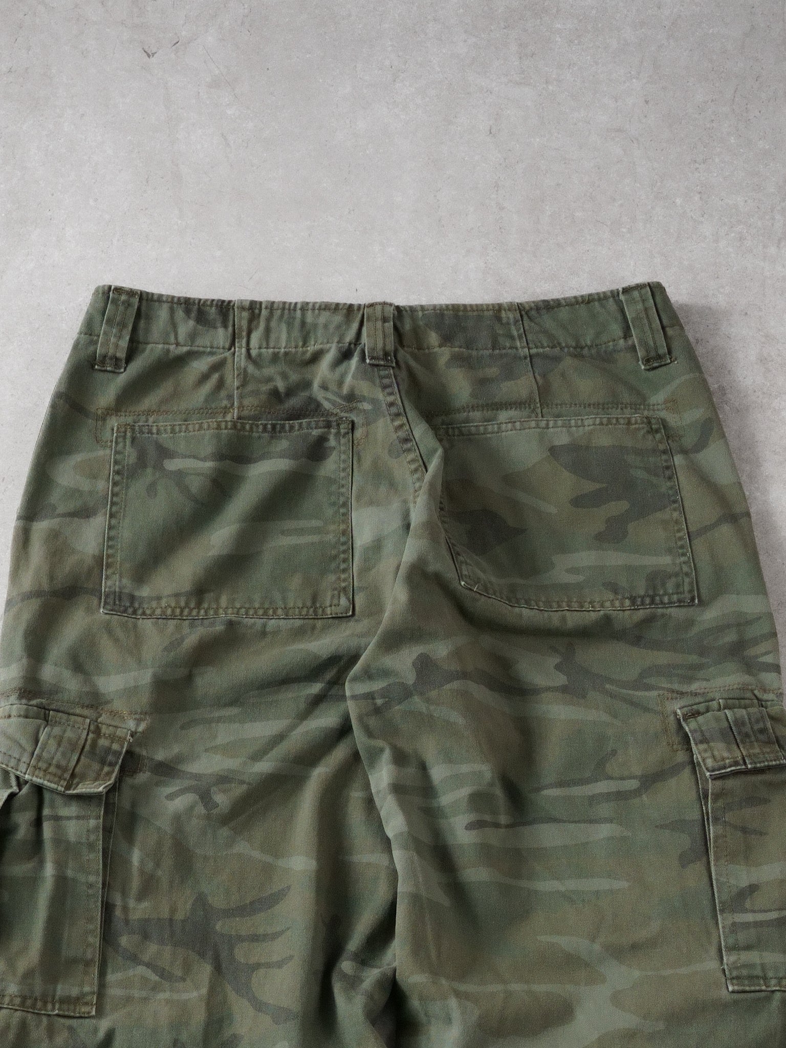 Vintage Y2k Green Camo Wrangler Cargo Pants (32x30)