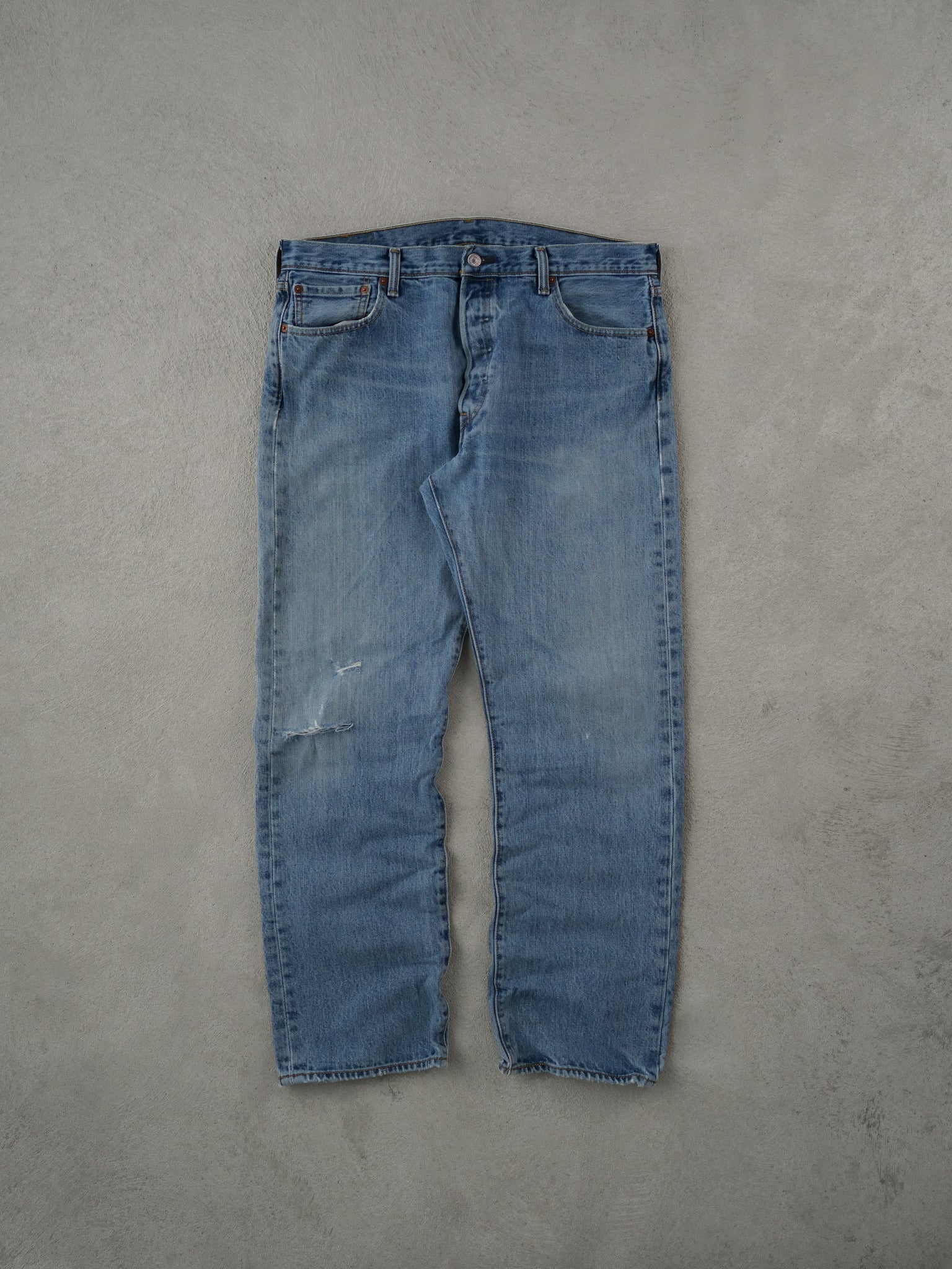 Vintage 90s Light Washed Blue Levi's 501 Denim Jeans (36x30)