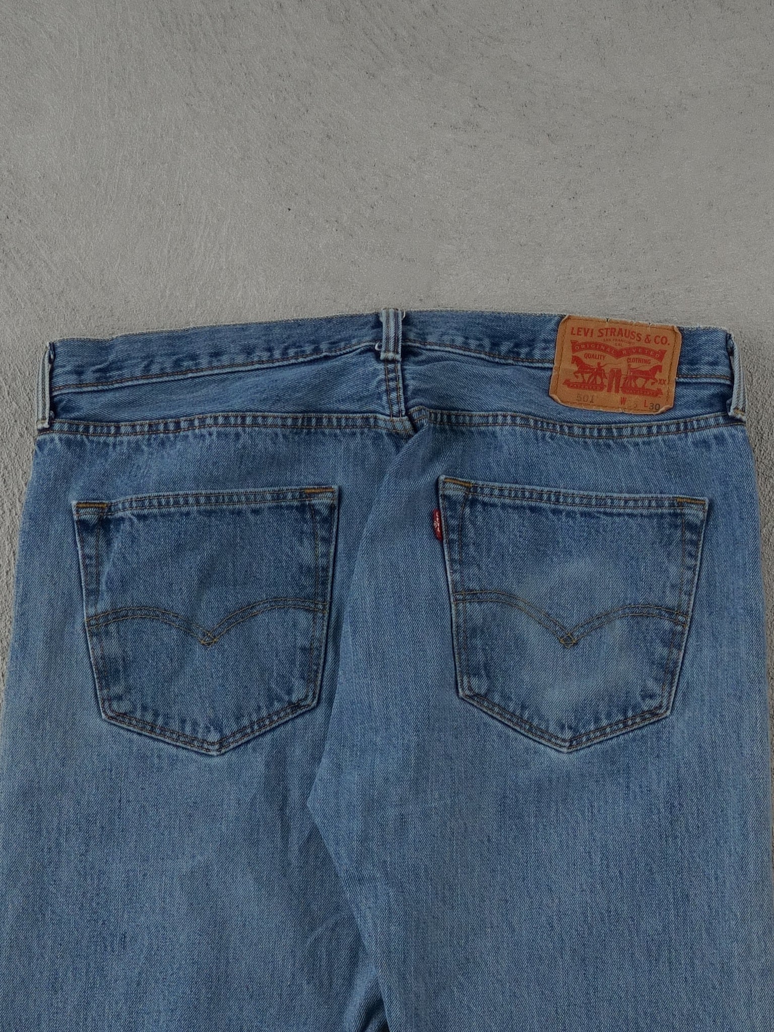 Vintage 90s Light Washed Blue Levi's 501 Denim Jeans (36x30)