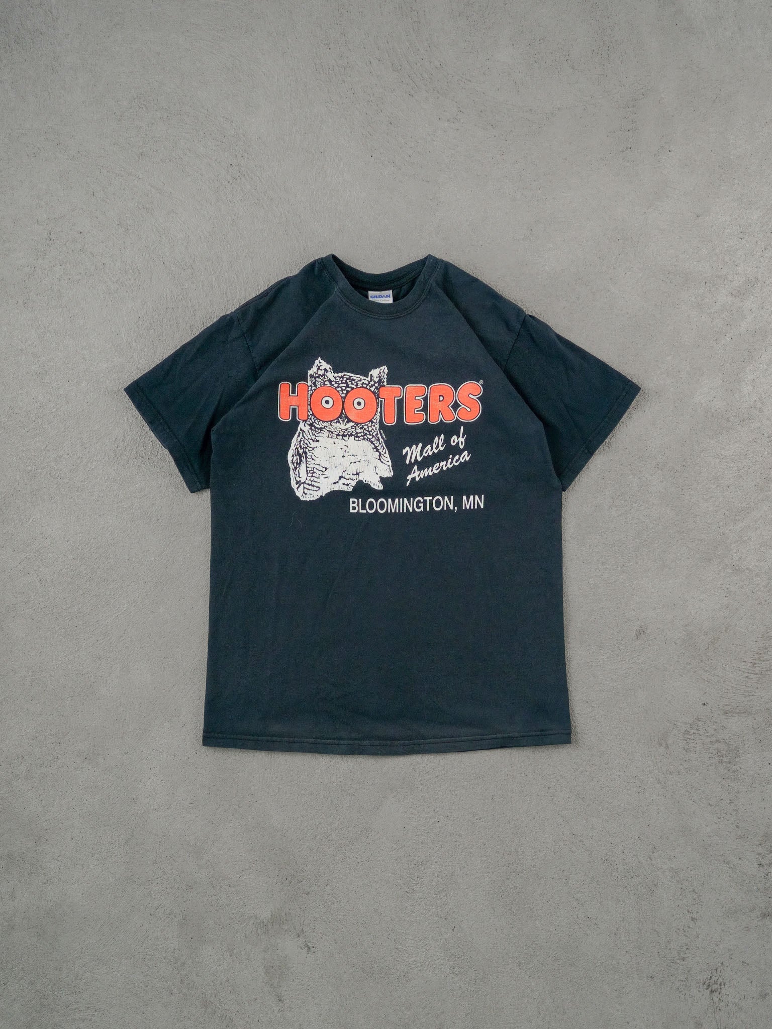 Vintage Y2k Black Hooters Bloomington Mn Tee (S/M)