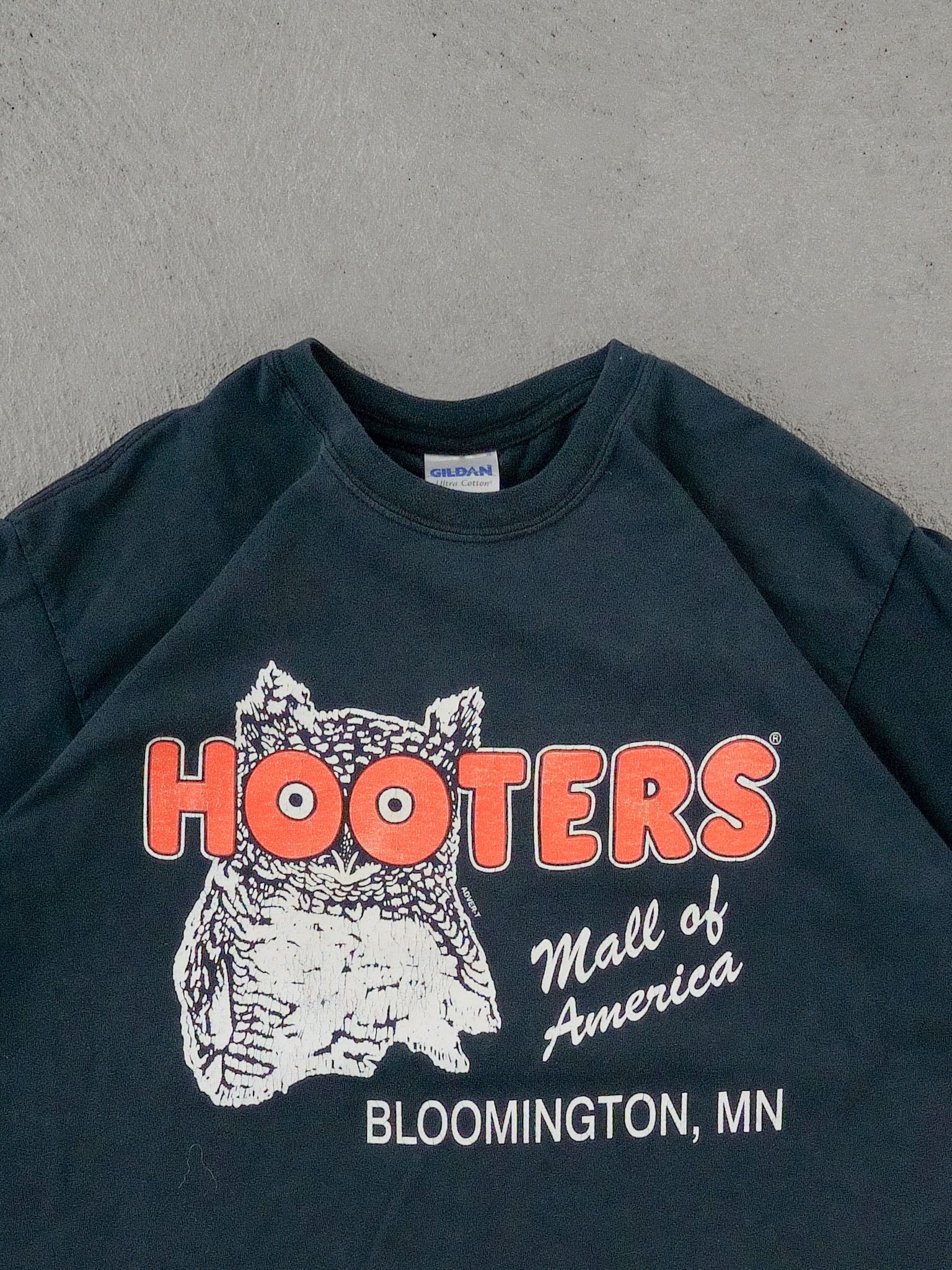 Vintage Y2k Black Hooters Bloomington Mn Tee (S/M)