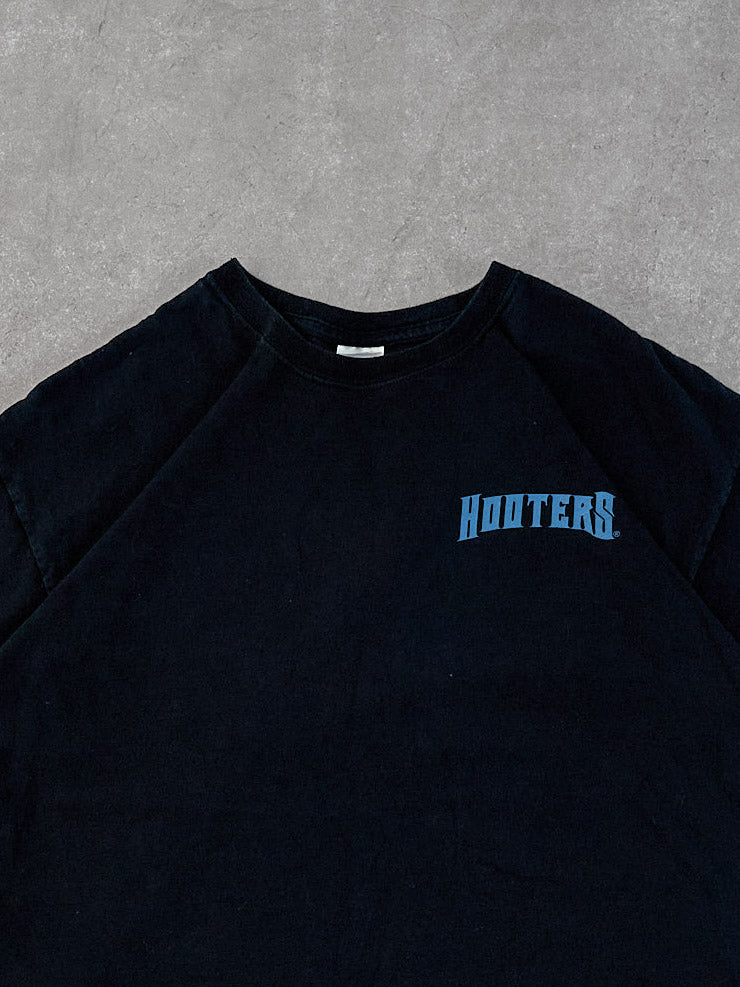 Vintage Y2k Black Hooters "Fully Loaded" Graphic Tee (M)
