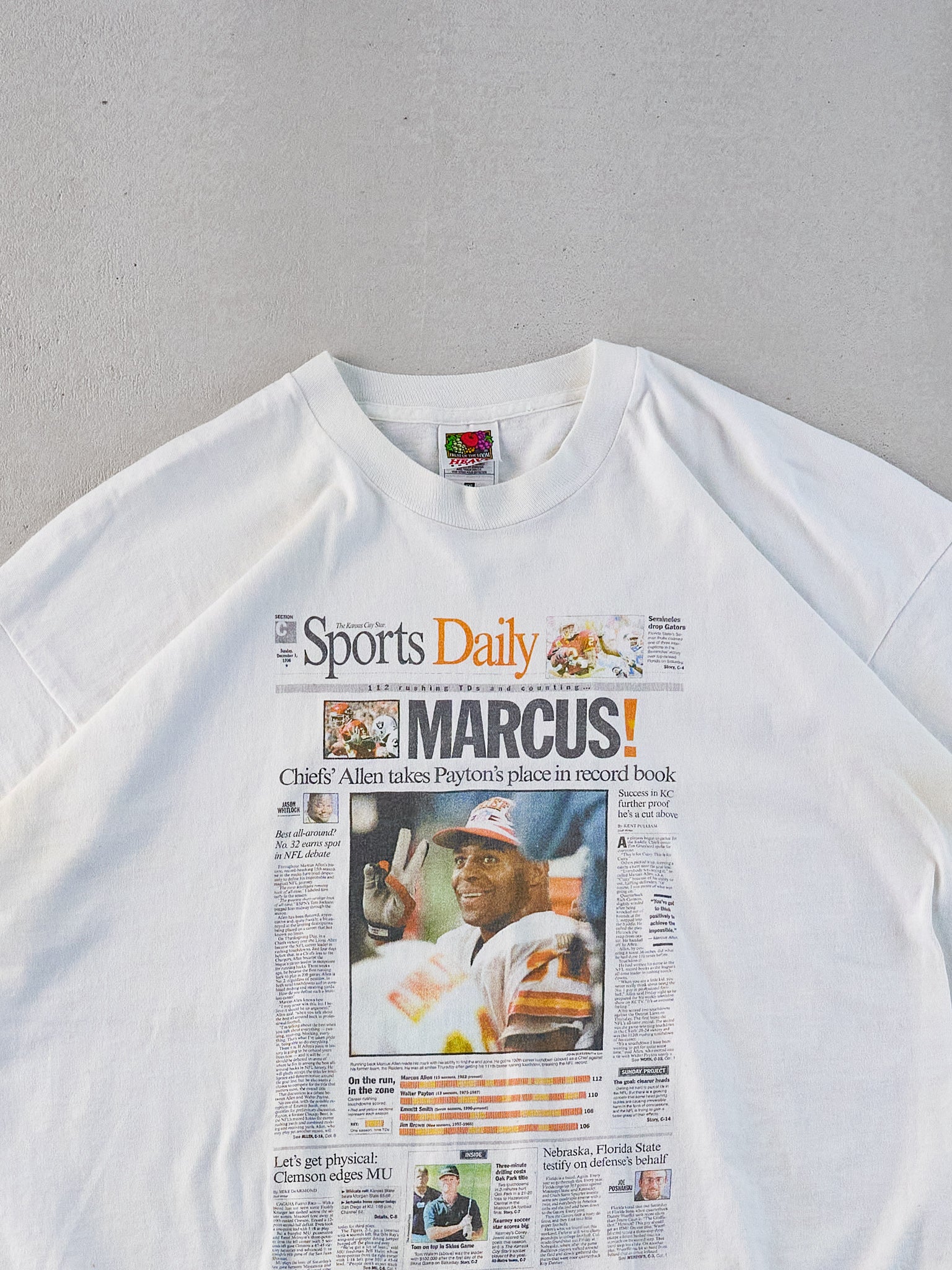 Vintage 90s White Marcus Allen Sports Daily Headline NFL Chiefs Raiders Graphic Tee (L)