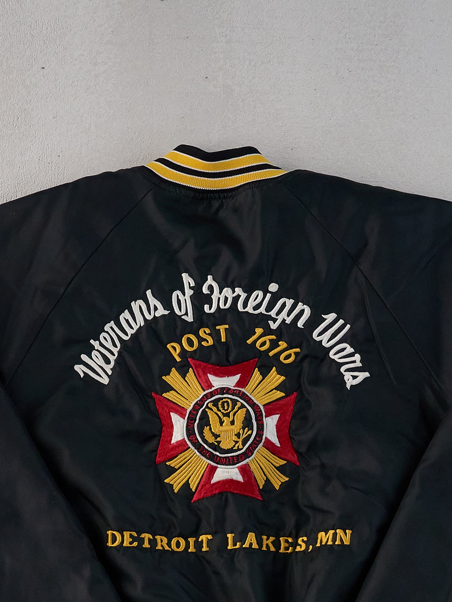 Vintage 90s Black Detroit Lakes Veterans Minnesota Satain Bomber Jacket (L)