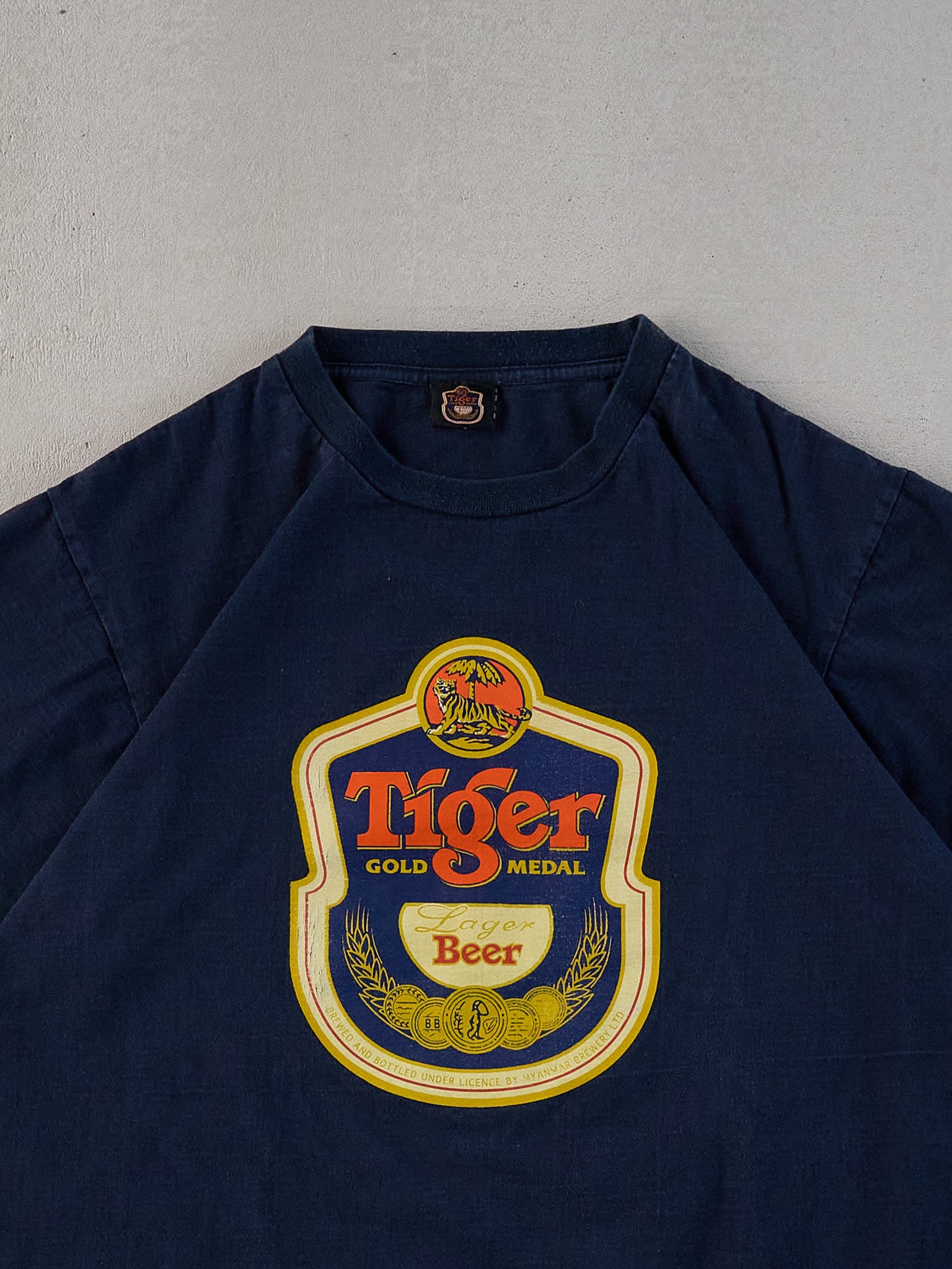 Vintage 90s Black Tiger Gold Medal Lager Beer Graphic Tee (M)