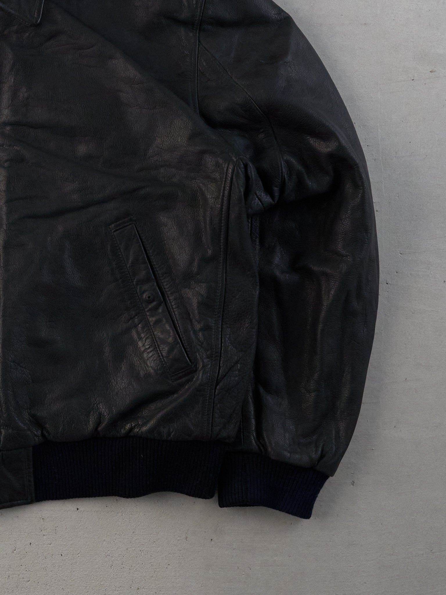 Vintage 90s Black Levi's Collared Leather Bomber Jacket (L)